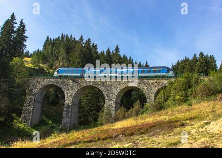 Vue sur le viaduc ferroviaire en pierre dans un petit village de Pernink, République tchèque. Ancienne ligne de chemin de fer tchèque. Pont d'arche vintage Banque D'Images