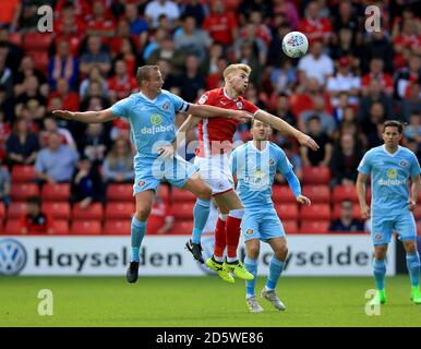 Jason McCarthy de Barnsley (à droite) et Lee Cattermole de Sunderland en-tête Banque D'Images