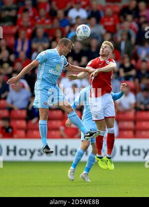 Jason McCarthy de Barnsley (à droite) et Lee Cattermole de Sunderland en-tête Banque D'Images