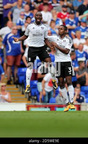 Neeskens Kebano de Fulham (à gauche) célèbre son but avec Ryan Fredericks après avoir obtenu sa note contre Ipswich. Banque D'Images