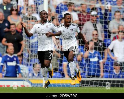 Neeskens Kebano de Fulham (à gauche) célèbre son but avec Ryan Fredericks après avoir obtenu sa note contre Ipswich. Banque D'Images