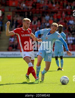 Jason McCarthy de Barnsley (à gauche) et Aiden McGeady de Sunderland se battent pour le ballon. Banque D'Images