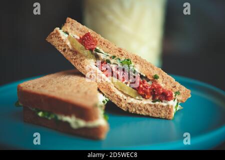 Club sandwiches avec des ingrédients naturels préparés dans le café pour Repas du midi. Délicieux en-cas sandwich avec tomates séchées, concombres marinés en croûte Banque D'Images