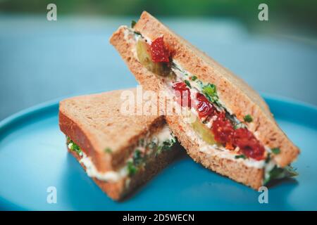 Club sandwiches avec des ingrédients naturels préparés dans le café pour Repas du midi. Délicieux en-cas sandwich avec tomates séchées, concombres marinés en croûte Banque D'Images