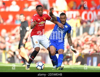 Anthony Martial de Manchester United (à gauche) et Danny Simpson de Leicester City bataille pour le ballon Banque D'Images