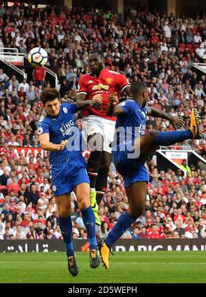 Le Romelu Lukaku (centre) de Manchester United s'élève bien pour gagner un En tête contre Harry Maguire de Leicester City (à gauche) et Leicester City WES Morgan Banque D'Images