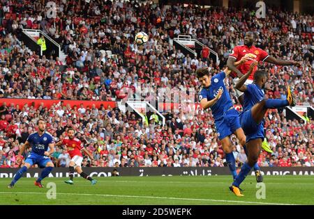 Le Romelu Lukaku (centre) de Manchester United s'élève bien pour gagner un En tête contre Harry Maguire de Leicester City (à gauche) et Leicester City WES Morgan Banque D'Images