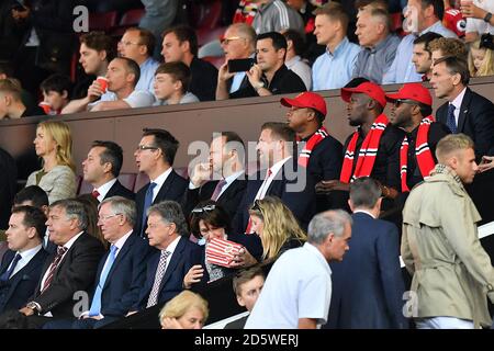 Le sprinter jamaïcain Ubain Bolt (au centre), l'ancien directeur de Manchester United Sir Alex Ferguson (au centre) et l'ancien directeur de l'Angleterre Sam Allardyce (au premier rang, deuxième à gauche) regardent dans les tribunes Banque D'Images