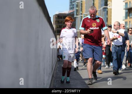 Les supporters de Burnley se rendent au stade de Wembley avant leur Première League contre Tottenham Hotspur Banque D'Images