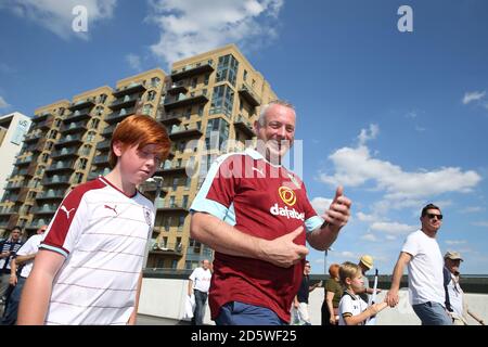 Les supporters de Burnley se rendent au stade de Wembley avant leur Première League contre Tottenham Hotspur Banque D'Images