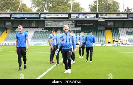 Jack Grimmer de Coventry City (au centre) et gardien de but Liam O'Brien (à gauche) sur le terrain avant le match Banque D'Images