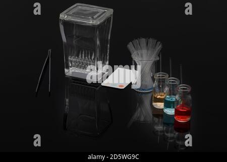 Les équipements de chromatographie sur couche mince comprennent un récipient, du gel de silice, des capillaires et des composés. Méthode TLC utilisée dans l'analyse de pureté des composés en chimie la Banque D'Images