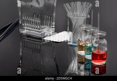 Les équipements de chromatographie sur couche mince comprennent un récipient, du gel de silice, des capillaires et des composés. Méthode TLC utilisée dans l'analyse de pureté des composés en chimie la Banque D'Images