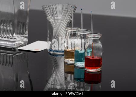 Les équipements de chromatographie sur couche mince comprennent un récipient, du gel de silice, des capillaires et des composés. Méthode TLC utilisée dans l'analyse de pureté des composés en chimie la Banque D'Images