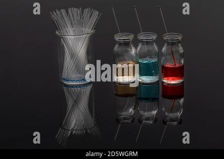 Les équipements de chromatographie sur couche mince comprennent un récipient, du gel de silice, des capillaires et des composés. Méthode TLC utilisée dans l'analyse de pureté des composés en chimie la Banque D'Images