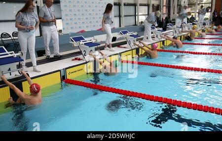 Concurrents sur la ligne de départ pour le sac à dos 100 m pour Garçon Dans la natation pendant les Jeux scolaires de 2017 Banque D'Images