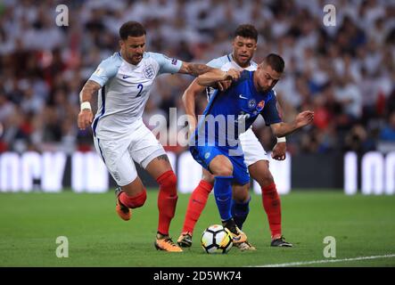 Robert Mak (au centre) de Slovaquie se bat pour la possession du ballon Avec le Kyle Walker d'Angleterre (à gauche) Banque D'Images