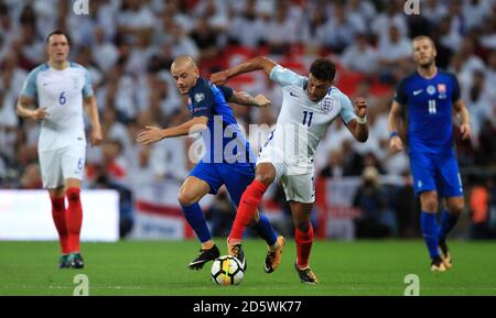 Alex Oxlade-Chamberlain (à droite), d'Angleterre, lutte pour la possession du ballon Avec Vladimir Weiss en Slovaquie (à gauche) Banque D'Images