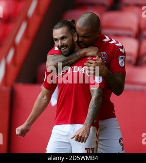 Ricky Holmes, de Charlton Athletic, célèbre son deuxième but Banque D'Images