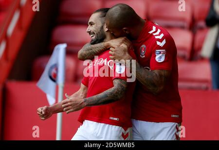 Ricky Holmes, de Charlton Athletic, célèbre son deuxième but Banque D'Images