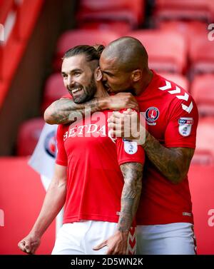 Ricky Holmes, de Charlton Athletic, célèbre son deuxième but avec Josh Magennis Banque D'Images