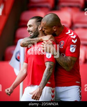 Ricky Holmes, de Charlton Athletic, célèbre son deuxième but avec Josh Magennis Banque D'Images