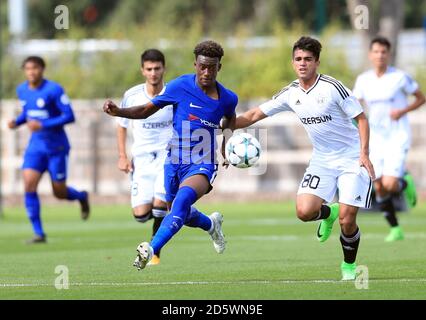 Callum Hudson-Odoi de Chelsea (à gauche) et Yusif Hasanov de Qarabag (à droite) pour le ballon Banque D'Images