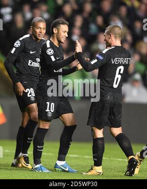 Neymar de Paris Saint-Germain célèbre avec Marco Verratti et Kylian Mbappe derrière après qu'il ait marqué le but d'ouverture Banque D'Images