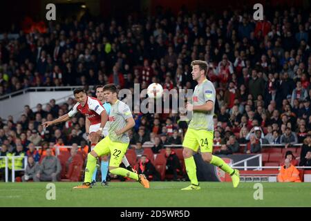 Alexis Sanchez d'Arsenal (à gauche) marque le second but de son côté le jeu Banque D'Images