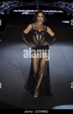 L'actrice Hiba Abouk porte à la collection piste une création de Ò Andres Sarda ' pendant la Pasarela Cibeles Mercedes Benz Fashion week Madrid 2017, à Madrid, le vendredi 15 septembre 2017. Banque D'Images