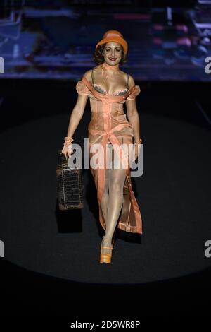 L'actrice Hiba Abouk porte à la collection piste une création de Ò Andres Sarda ' pendant la Pasarela Cibeles Mercedes Benz Fashion week Madrid 2017, à Madrid, le vendredi 15 septembre 2017. Banque D'Images