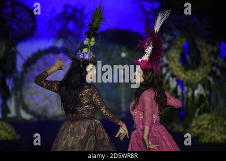 Encarna et Toni Salazar portent sur la piste de collection une création de Ò Francis Montesinos ' pendant la Pasarela Cibeles Mercedes Benz Fashion week Madrid 2017, à Madrid, le vendredi 15 septembre 2017. Banque D'Images