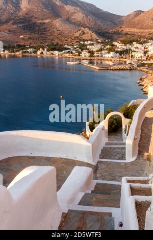 Ville de Livadia, vue panoramique sur le port principal de l'île de Tilos, dans le complexe Dodécanèse, Grèce, Europe. Banque D'Images