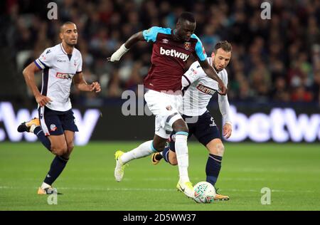 Le Cheikhou Kouyate de West Ham United retient le Darren de Bolton Wanderers Pratley (à gauche) et Adam le Fondre (à droite) Banque D'Images