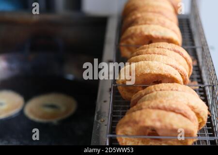 Gros plan sur les beignets chinois (également appelés beignets salés et mianwo) sur le gril. Célèbre en-cas traditionnel à Wuhan, en Chine Banque D'Images