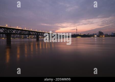 Coucher de soleil sur le pont du fleuve Yangtze de Wuhan. Point de repère de Wuhan, Hubei, Chine. Belle heure bleue du célèbre monument chinois Banque D'Images