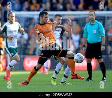 Leo Bonatini (à gauche) de Wolverhampton Wanderers et Joe Williams de Barnsley se battent pour le ballon. Banque D'Images