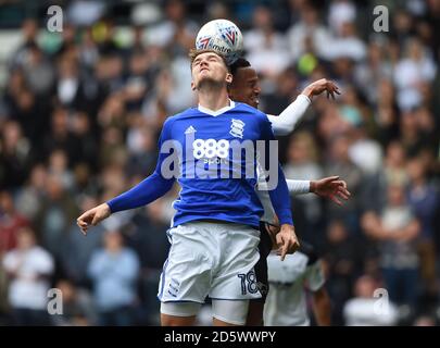 Sam Gallagher (à gauche) de Birmingham City et Marcus Olsson du comté de Derby luttez pour le ballon dans les airs Banque D'Images