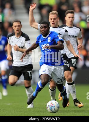 Jeremie Boga de Birmingham City passe devant Matej Vydra du comté de Derby Banque D'Images