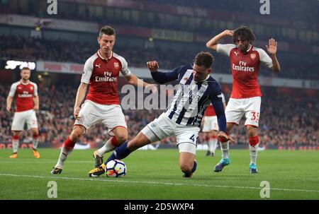 Laurent Koscielny (à gauche) et Hal Robson-Kanu de West Bromwich Albion bataille pour le ballon Banque D'Images