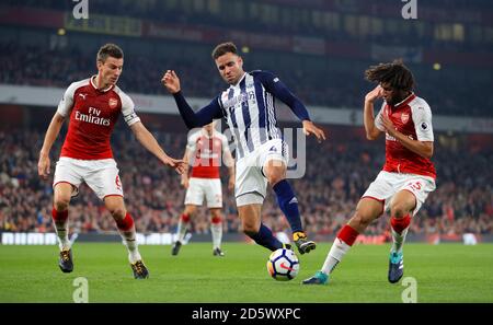 Laurent Koscielny (à gauche) et Hal Robson-Kanu de West Bromwich Albion (Au centre) et Mohamed Elneny d'Arsenal se battent pour le ballon Banque D'Images