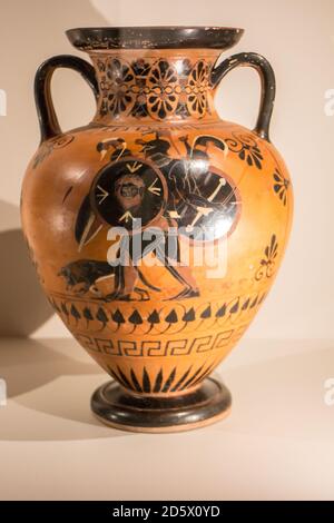 Exposition : Terre ! Echelles mythiques en Méditéranée,Musée d'Histoire de Marseille du 17/7/2020 au 3/1/2021 : Héracles combattant les centaures,Amphora de cou :Etruria ca 540-520 Banque D'Images