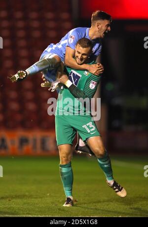 Liam O'Brien, gardien de but de Coventry City, célèbre l'épargne de la dernière pénalité Avec Chris Camwell de Coventry City pour gagner la séance de tir de pénalité Dehors après 2.2 tirer contre Walsall Banque D'Images