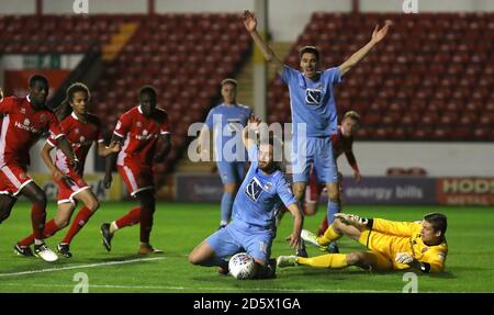 Marc McNulty de Coventry City est fouillé dans la zone de pénalité par Liam Roberts, gardien de but Walsall Banque D'Images