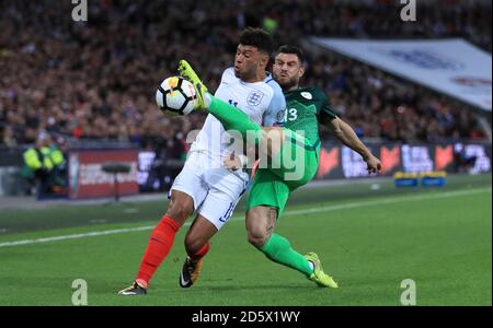 Alex Oxlade-Chamberlain, d'Angleterre, a laissé des batailles pour la possession de la balle avec Bojan Jokic, de Slovénie, à droite Banque D'Images