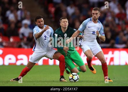 Le centre de Josip Illicic en Slovénie est bloqué par une combinaison de Kyle Walker en Angleterre, à gauche, et Jordan Henderson, à droite Banque D'Images