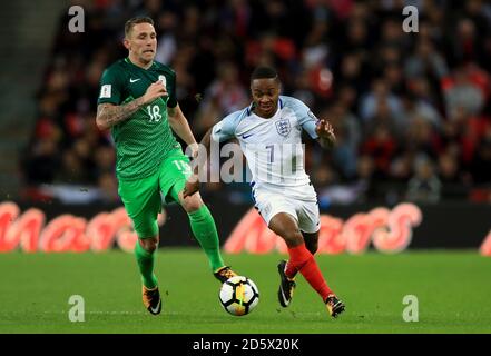 Rajko Rotman en Slovénie (à gauche) et Raheem Sterling en Angleterre (à droite) pour le ballon Banque D'Images