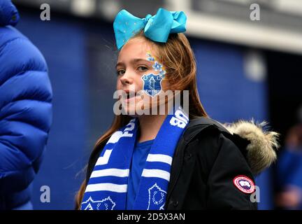 Un jeune fan d'Everton montre son soutien Banque D'Images