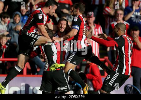 Chris Basham (au centre) de Sheffield United fête ses points avec ses coéquipiers Banque D'Images