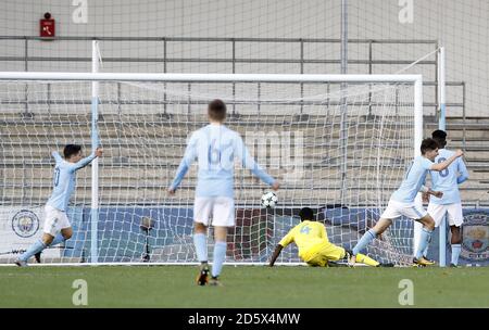 Benjamin Garre de Manchester City (à droite) marque le deuxième but de son côté du jeu Banque D'Images